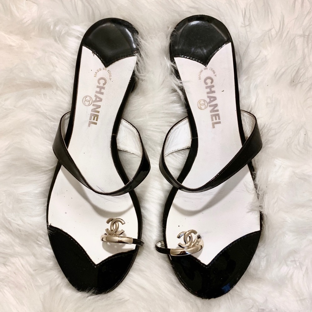 CHANEL CC Toe Ring Flat Sandal Black Leather 37 7